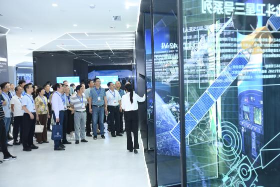 全国科普日|芜湖市第18期科级干部进修班走进人工智能产业链企业